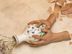 Priority_to_save_the_vase_from_the_collapse