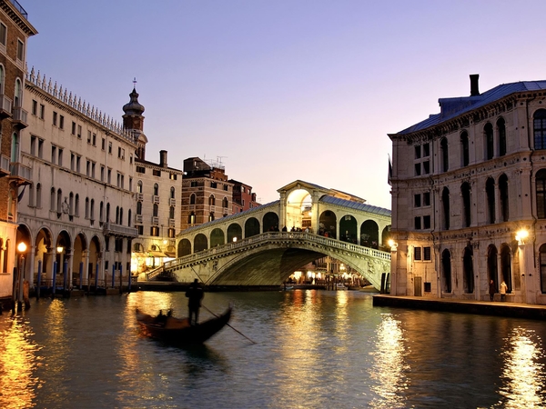 Rialto_Bridge_Grand_Canal_in_Venice_Italy