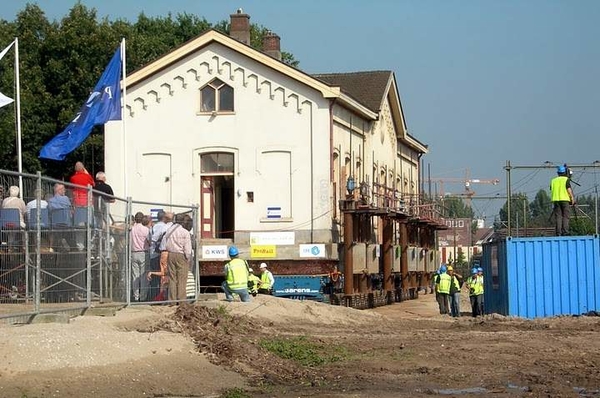 Houten, verplaatsing van het oude stationsgebouw (24-8-2007)