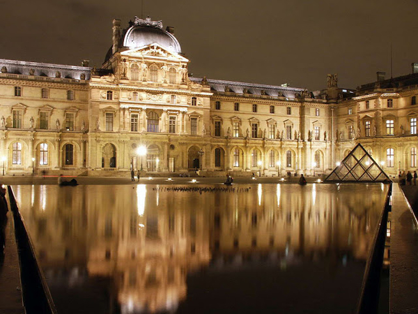 Louvre_Pavillon_de_Sully_Reflets_Sur_Eau