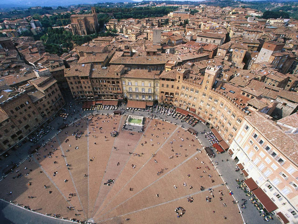 Piazza_del_Campo_Siena_Tuscany_Italy