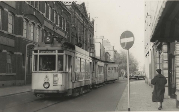 1955 Piet Heinstraat/plein, tram 5 richting de Appelstraat