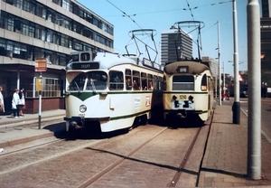 De 1202 en de 1210 van Lijn 1 op de Turfmarkt. 13-5-1982