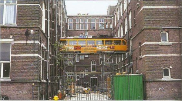 Delft werd gebruikt al loopbrug tusen de 2 gebouwen...