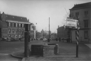 Het Buitenhof in Den Haag met de ingang van het ondergronds urino