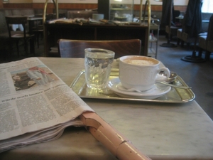 2f Kaffeehaus  _gewoonte van dagbladen te lezen