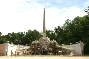 4 Schloss Schonbrunn _Obelisk-Brunnen