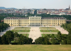 4 Schloss Schonbrunn _slot en stad vanaf  Gloriette