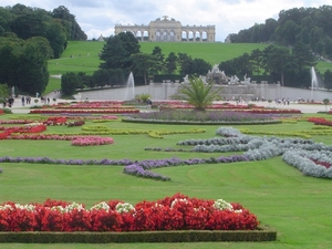 4 Schloss Schonbrunn _zicht vanaf grote Parterre naar de Gloriett