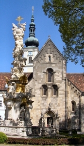 5  Heiligenkreuz _abdijkerk met pestzuil op voorgrond