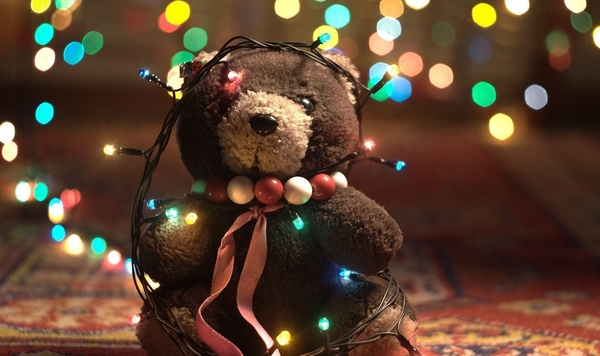 Christmas-wallpaper-with-brown-teddy-bear-with-colored-lights