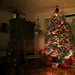 hd-kerst-wallpaper-met-kerstboom-met-kerstverlichting-in-de-woonk