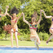 hd-vrouwen-achtergrond-meiden-in-bikini-springen-in-het-zwembad-w