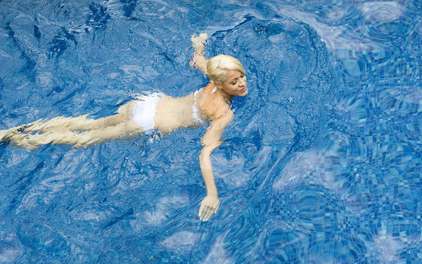 hd-vrouwen-wallpaper-met-zwemmende-vrouw-in-witte-bikini-in-zwemb