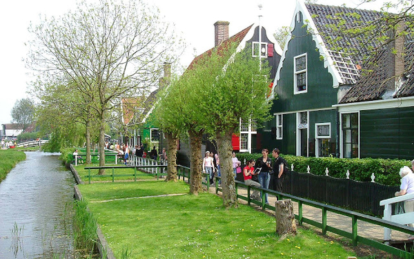 hd-zaanse-schans-achtergrond-met-veel-oude-huisjes-op-de-zaanse-s