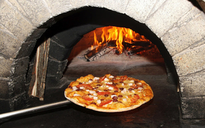 hd-pizza-wallpaper-een-pizza-in-een-steenoven-hd-pizza-achtergron