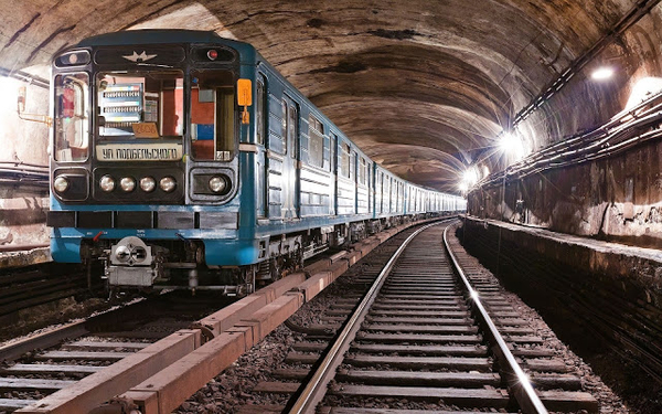 hd-trein-wallpaper-met-een-mooie-trein-in-een-tunnel-treinen-acht