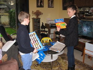 05) De kinderen openen de kerstpakjes