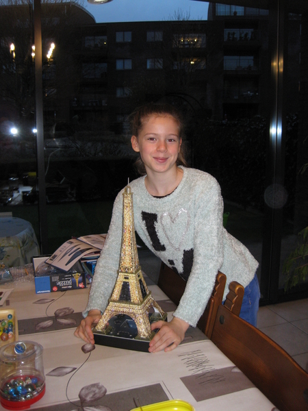 32) Fiere Jana met haar afgewerkte Eiffeltoren