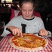 53) Jana met haar pizza