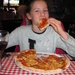 54) Jana bijt in haar stuk pizza