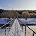 225267_drewniany_most_zamarznieta_rzeka_snieg_drzewa
