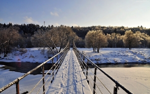 225267_drewniany_most_zamarznieta_rzeka_snieg_drzewa
