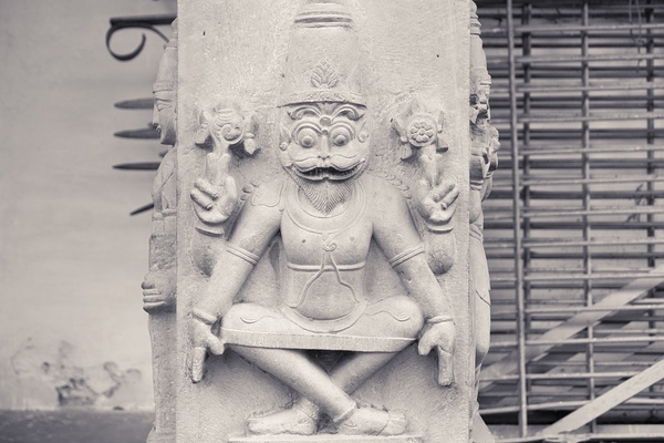 indian-statue-on-the-column-2979572_960_720