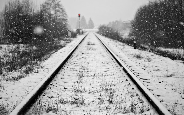 hd-winter-achtergrond-met-sneeuw-op-de-rails-hd-sneeuw-wallpaper-