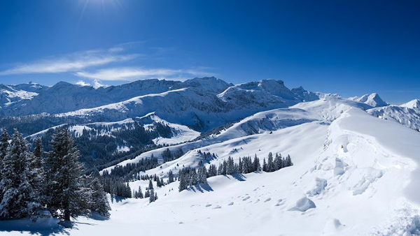 hd-winter-wallpaper-met-bergen-en-veel-sneeuw-winter-achtergrond