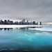 hd-winter-wallpaper-met-een-bevroren-meer-en-een-stad-achtergrond