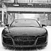 zwart-wit-foto-van-een-auto-in-de-sneeuw-hd-winter-wallpaper