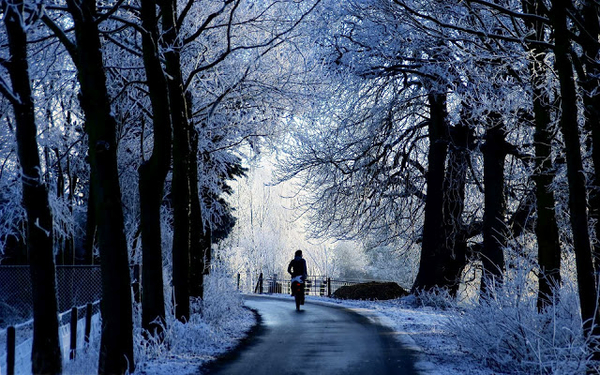 hd-winter-achtergrond-met-een-fietser-op-het-fietspad-in-de-winte