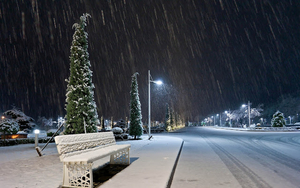 er-valt-verse-sneeuw-in-de-stad-hd-winter-achtergrond
