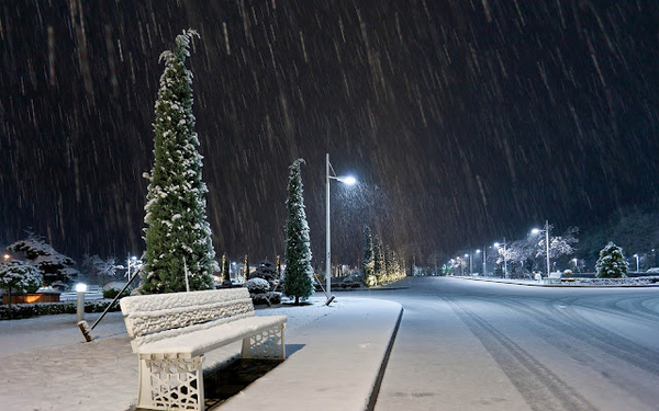 er-valt-verse-sneeuw-in-de-stad-hd-winter-achtergrond