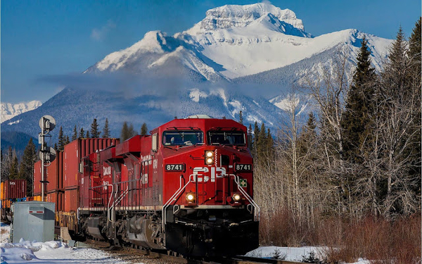 foto-van-een-rode-trein-met-bergen-en-sneeuw-hd-trein-wallpaper