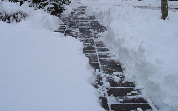 hd-winter-wallpaper-met-een-pad-door-een-dikke-laag-sneeuw