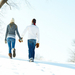 man-en-vrouw-wandelen-in-de-sneeuw-hd-winter-achtergrond