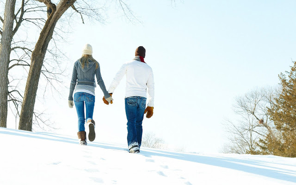 man-en-vrouw-wandelen-in-de-sneeuw-hd-winter-achtergrond