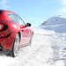 rode-auto-in-de-sneeuw-hd-winter-achtergrond