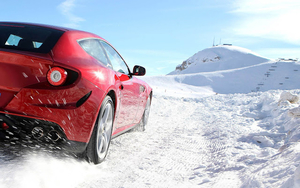 rode-auto-in-de-sneeuw-hd-winter-achtergrond