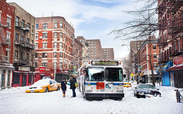 sneeuw-in-de-straten-van-new-york-hd-winter-achtergrond
