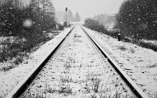 winter-achtergrond-met-sneeuw-op-het-treinspoor