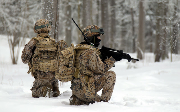 achtergrond-met-soldaten-op-patrouille-in-de-sneeuw