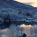 achtergrond-van-een-meer-in-noorwegen-tijdens-de-winter-met-huize