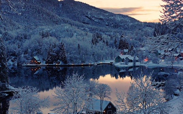 achtergrond-van-een-meer-in-noorwegen-tijdens-de-winter-met-huize