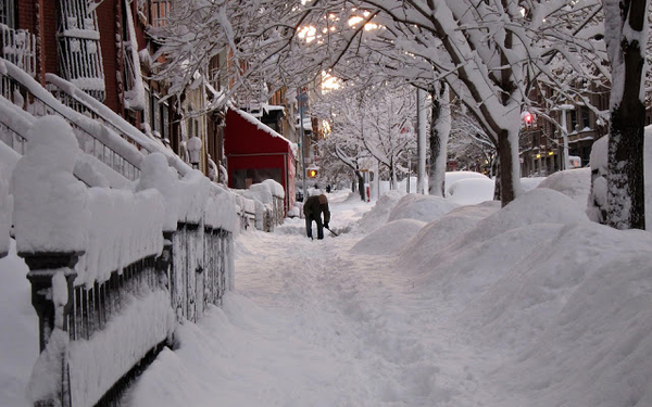 foto-van-een-man-aan-het-sneeuwscheppen-in-een-straat-in-new-york