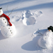 foto-van-twee-sneeuwpoppen-in-de-sneeuw-hd-winter-achtergrond