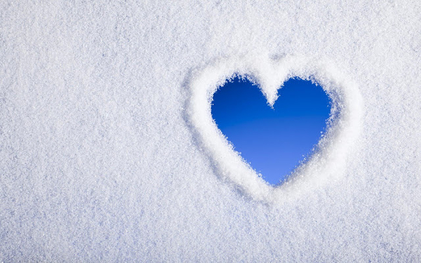 winter-achtergrond-met-een-liefdes-hartje-in-de-sneeuw