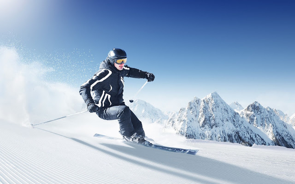 winter-achtergrond-met-een-skier-aan-het-afdalen